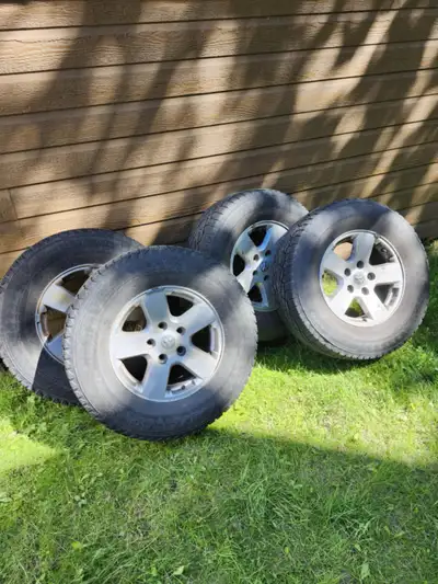 Pneus d’hiver Yokohama 265/70/ r17 bon pour 1 hiver encore avec mag Dodge Ram bolt pattern 5 x5.5
