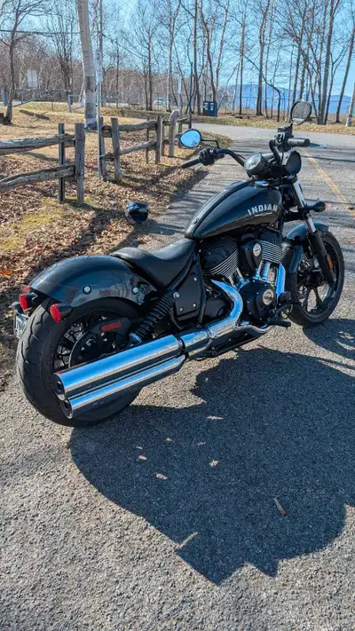 1811cc, 3000km ,encore neuve, 2 sets de poignée, aucune grafigne, neg , valeur 20k