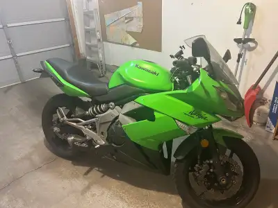 This pre-owned Kawasaki Ninja 400r is a nimble and reliable sport bike featuring a sleek lime green...