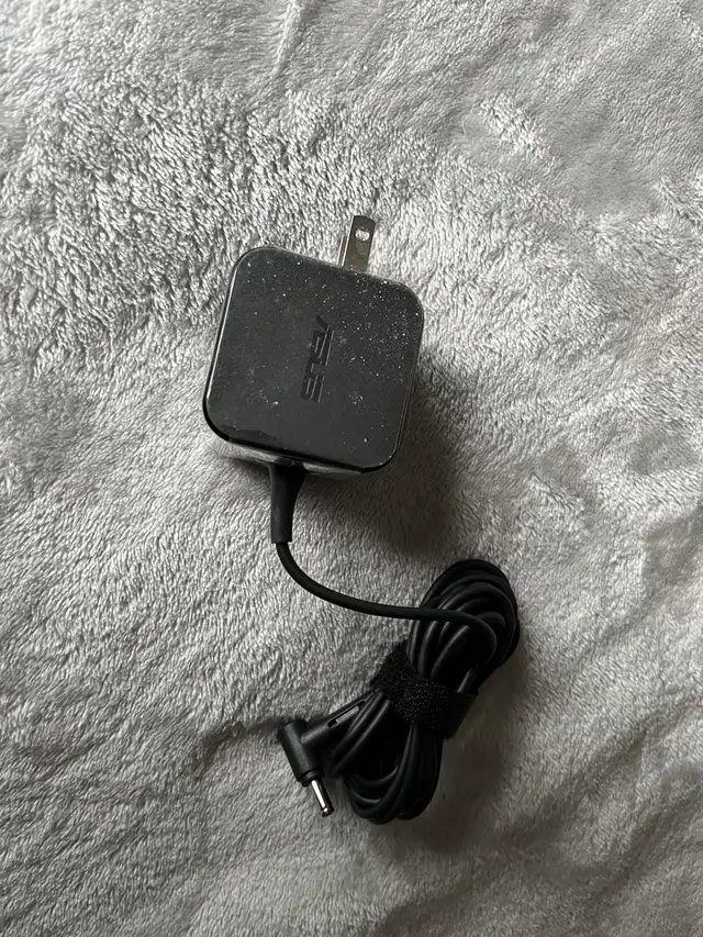 Laptop chargers in Laptop Accessories in City of Montréal - Image 5