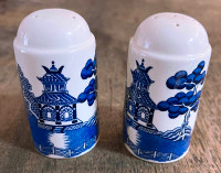 Vintage Johnson Brothers England Blue Willow Salt And Pepper