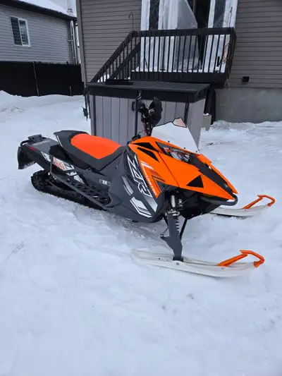 Arctic cat ZR 8000 excellente condition faux voir 8500$