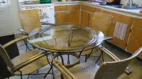 Table de cuisine en rotin et dessus en verre