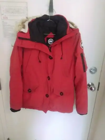 Canadà goose usagee , un peu de defaut dusage donc vendu seulement 100$