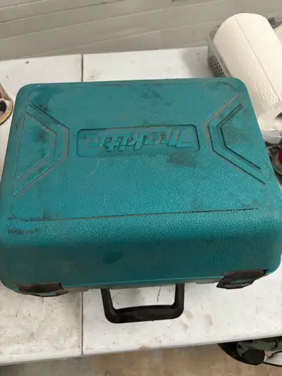 This pre-owned Makita circular saw is a reliable tool that comes ready for your next project, comple...