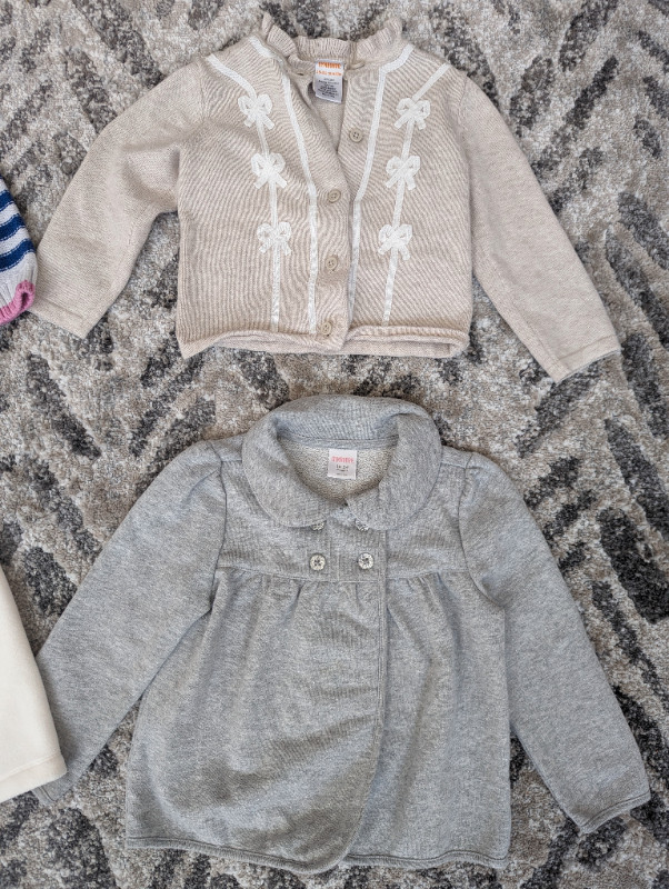 Toddler Girls 4 Sweater Bundle in Clothing - 18-24 Months in Winnipeg - Image 3