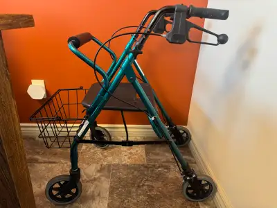 This pre-owned Dana Douglas 4200DX walker features a sturdy frame, a comfortable seat, reliable hand...
