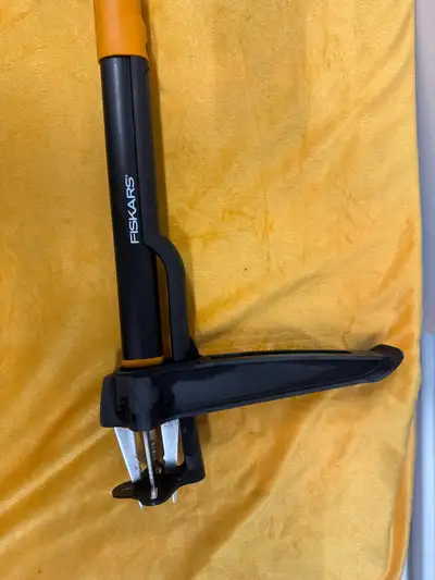 Easily remove weeds without chemicals or straining your back with this Fiskars Stand-up Weeder. This...