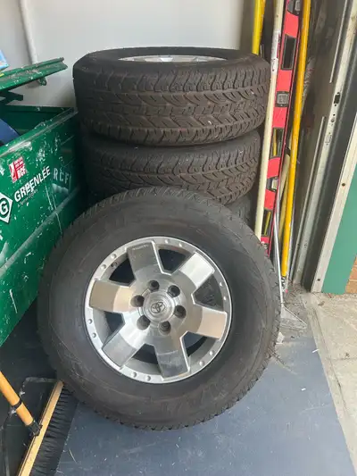 5x 17 inch FJ cruiser wheels in good condition. 4x 265/70R17 brand-new tires with less than 100km on...