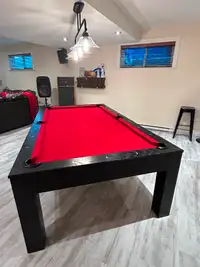 Table de pool moderne noire avec tapis rouge