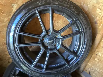 2 mags Fast avec pneus 225/45R18, usure 4/32 ; 2 mags Fast, 1 seule des 2 jantes vient avec un pneu...
