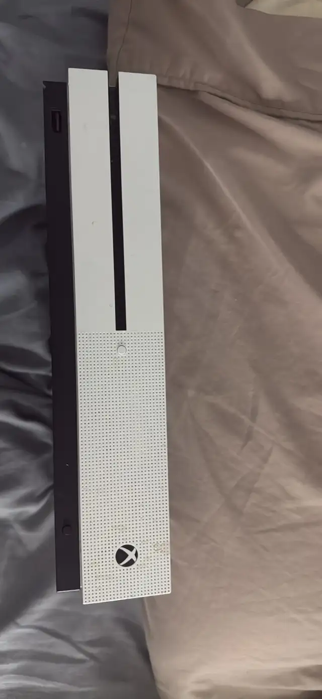 Xbox One S + 8 Games + Controller  in XBOX One in Longueuil / South Shore - Image 3