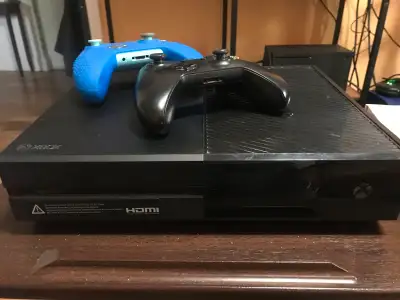 XBOX ONE TWO CONTROLLERS ONE KINECT 5 GAMES UN ECRAN DE 24 POUCES