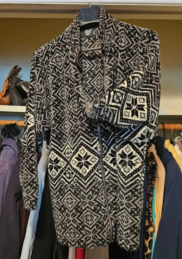 Women's Black and White Fleece Jacket in Women's - Tops & Outerwear in Edmonton - Image 3