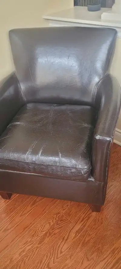 Brown leather chair Additional details: - Colour: Brown - Material: Leather - Style: Traditional