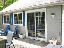 Lakeshore cottage on wide sandy beach in Ontario in Canada - Image 5