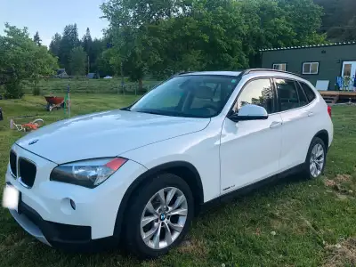 2.0 litre with turbo 9 litres per 100 km on the highway All wheel drive Has receiver, but ball hitch...