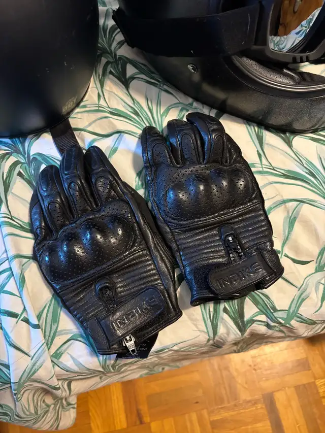 Motorcycle Helmets and Gloves in Other in Mississauga / Peel Region - Image 7