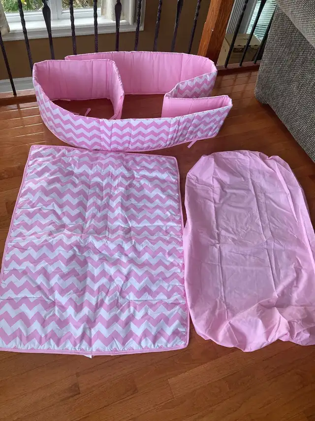 Mini crib bedding/sheets set in Cribs in London - Image 3