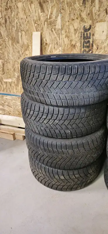4 pneus Michelin x-ICE 235 | 45 R 17 Aussi disponible Mags noirs sur lesquels ces pneus peuvent être...