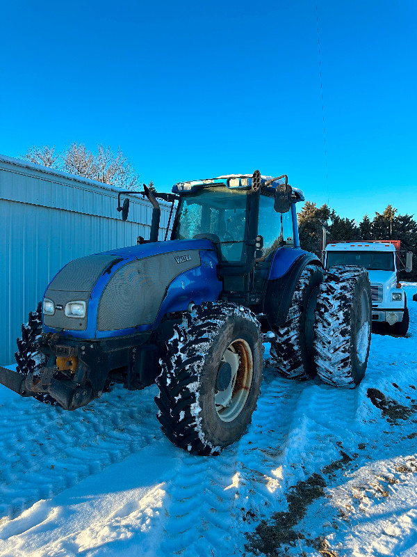 Valtra T-180 Bi directional FWA Tractor in Farming Equipment in Regina
