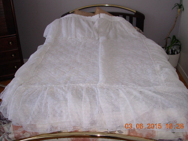 Set 4 pieces d'edredon/bedspread blanc oeuillet,rideaux dans Literie  à Longueuil/Rive Sud - Image 2