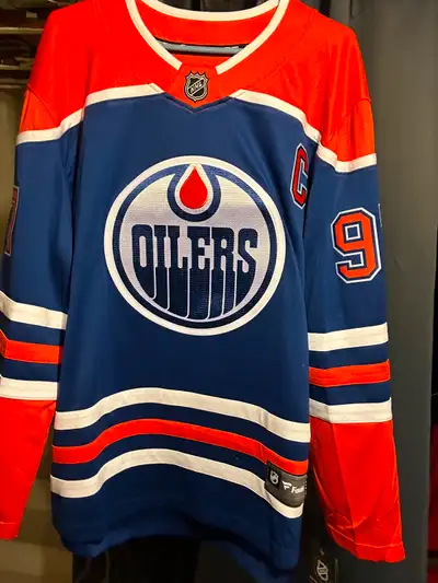 Brand new with tags breakaway edition Edmonton Oilers fanatics home jersey it’s a size large regular...