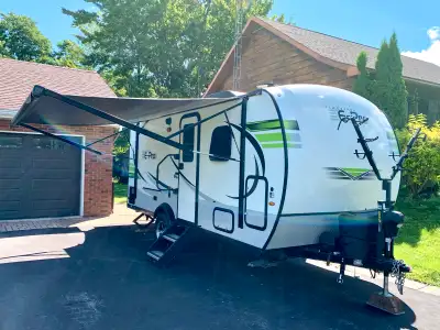 Used a handful of times, this versatile model has a full kitchen & bathroom with tub. There is a com...