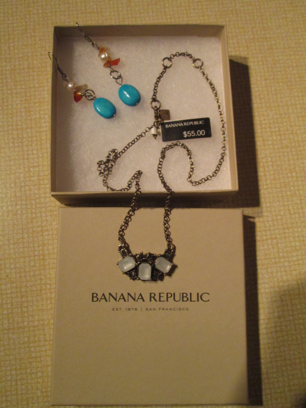 banana republic necklace and earring set dans Bijoux et montres  à Ouest de l’Île - Image 3