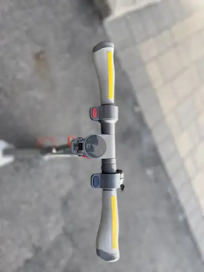 Description Back bracket is broken but fixable The SR-5S is a premium e-scooter and was designed wit...