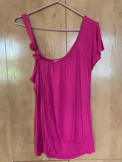 Plusieurs vêtements MEDIUM très propres 8$ chaque ou prix spécia, View more