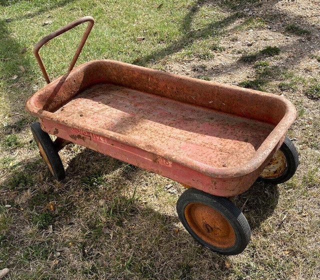 VINTAGE - 1 LARGE, 1 MEDIUM SIZE RADIO FLYER WAGONS FOR SALE in Arts & Collectibles in Saskatoon - Image 2