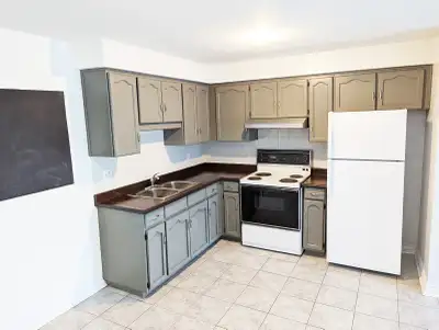 2 Bdrm Apt-Junction/ Stockyards (St. Clair Ave. W/Keele St) - Avail May 1st St. Clair Ave. West betw...