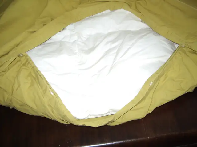 IKEA Honsbar Duvet w. Cover - Queen Size in Bedding in Hamilton - Image 9