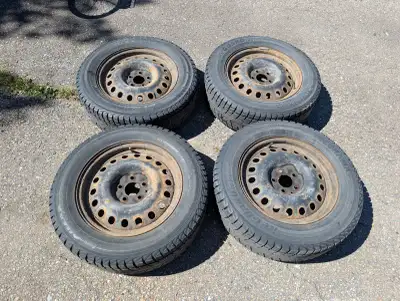 Jantes en acier 17 pouces 75$. Les pneu sont en fin de vie 4/32. Bolt patern 5x114.3 alésage central...