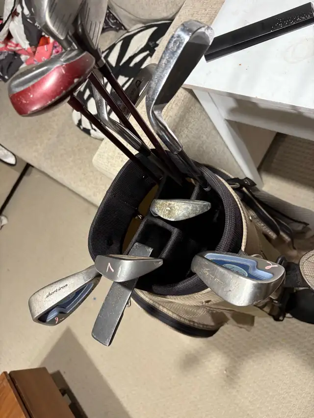 women’s right handed golf clubs and bag  in Golf in Guelph - Image 4