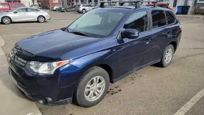 2014 mitsubishi outlander V6 7seater. AWD.. Remote start..button start.. Front row heated seats...A/...