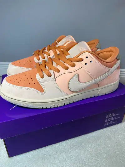 Brand new, never worn. Size 11.5 Comes with the original box. 100% authentic, proof of authenticity...