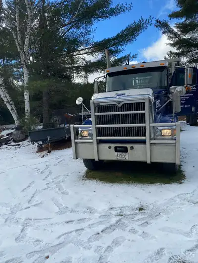 05 eagle paystar 9900 day cab 565 cummin Heavy spec 4 way lock Doesn’t come with the headache rack....