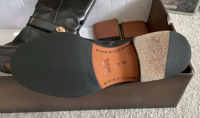 botte Coach en cuir de veau noir style équestre classique in Women's - Shoes in Québec City - Image 3