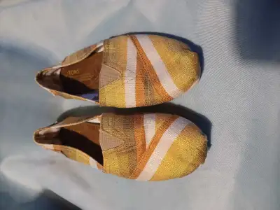 Toms women's sz 6M slip on shoes, View more
