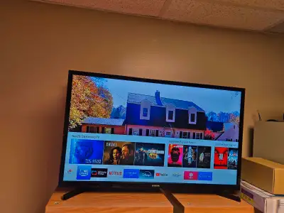 Belle smart TV samsung 32p Wifi YouTube Netflix Avec manette Seulement 159$ Appel/texte 450 495 2596...