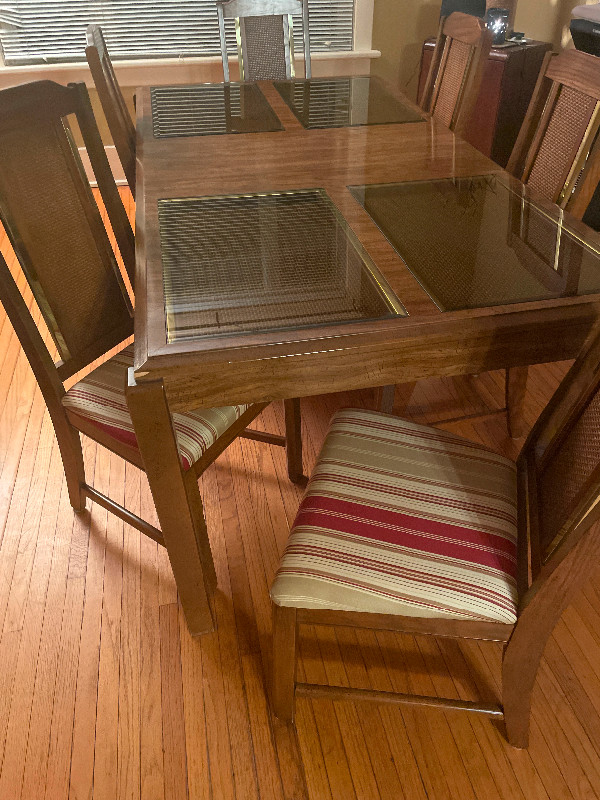 Dinning room set and 6 chairs in Dining Tables & Sets in Stratford - Image 3