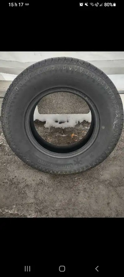 Pneu d'hiver presque neuf 235/70/R16 Très bonne état Contacter soit par courriel ou au 514 966-7200