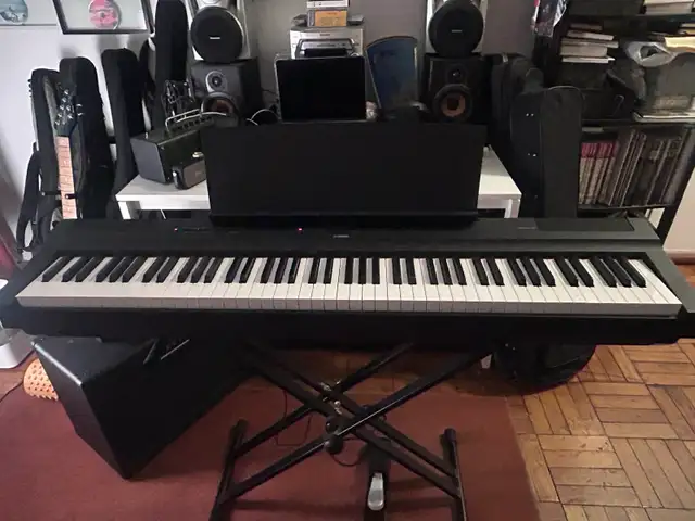 Yamaha P-125 Digital Piano + Stand + Sustain Pedal in Pianos & Keyboards in City of Toronto - Image 3