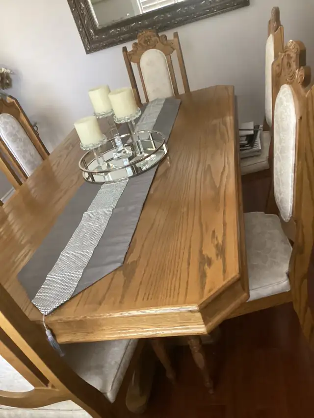 Dining Table with Six Chairs and Two Arm Chairs Great Condition in Dining Tables & Sets in Hamilton - Image 5