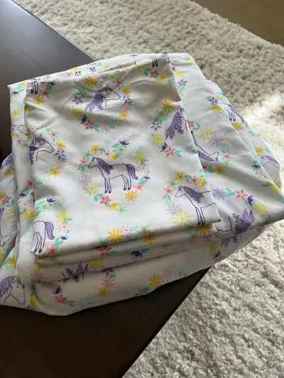 Double bed size No rips or stains. Great condition Fitted sheet, top sheet & two pillowcases Pick up...