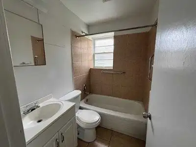 1 BHK Apartment for Rent – London Road Cozy 1 bedroom, hall, and kitchen apartment available on Lond...