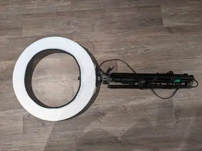 Selling an 18" Neewer ring light in good condition, with case. Asking $100.