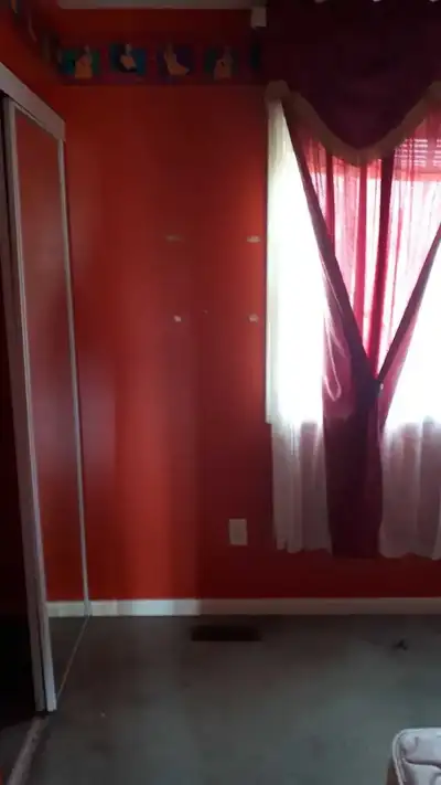 We have 2 available rooms for rent here in Vaughan. This house is only 5 minutes drive to Canada's W...